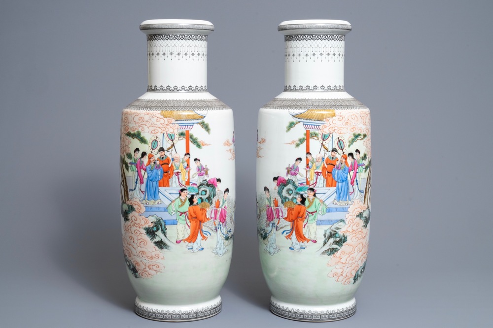 Une paire de vases de forme rouleau en porcelaine de Chine famille rose, R&eacute;publique, 20&egrave;me