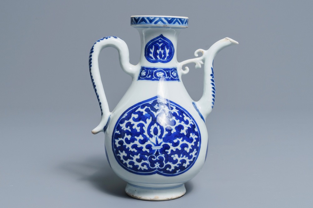 Une verseuse en porcelaine de Chine bleu et blanc pour le march&eacute; islamique, Kangxi