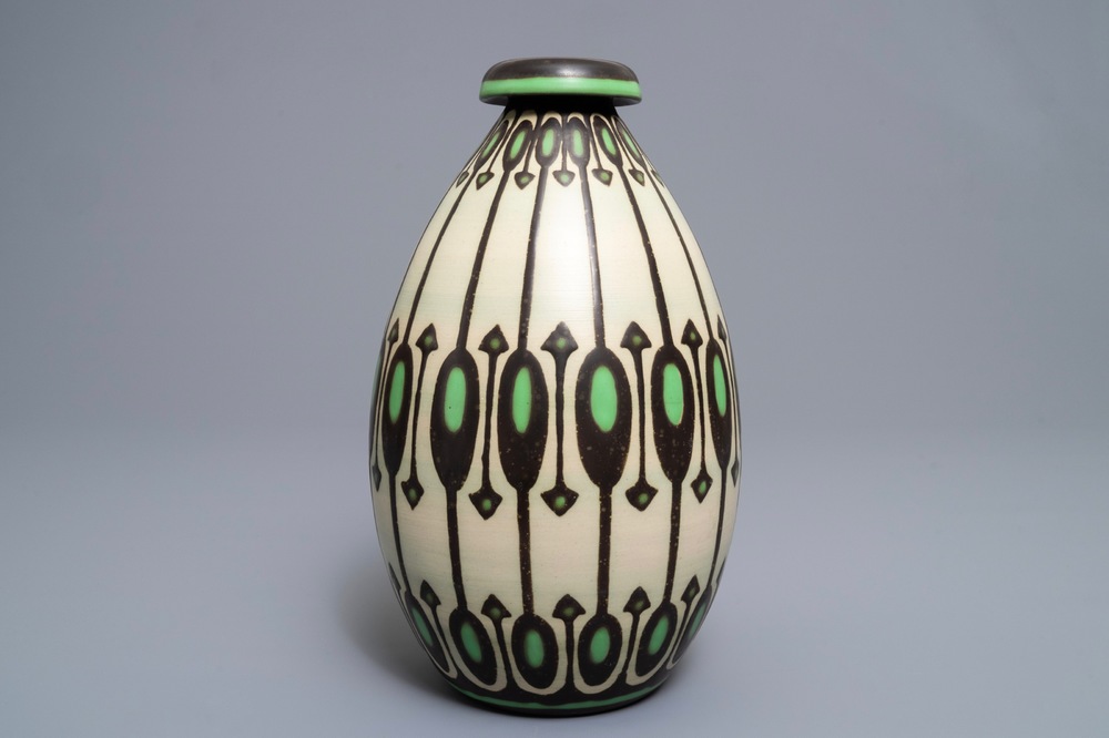 Een ornamentale art deco vaas met mat glazuur, Charles Catteau voor Boch K&eacute;ramis, 1e helft 20e eeuw