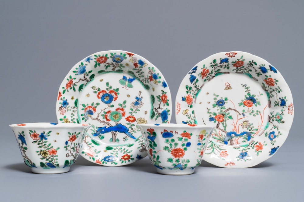 Une paire de tasses et soucoupes en porcelaine de Chine famille verte, Kangxi