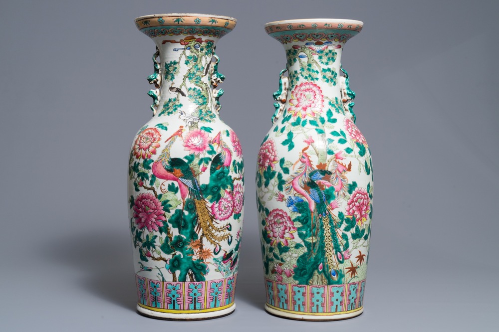 Une paire de vases en porcelaine de Chine famille rose, 19&egrave;me