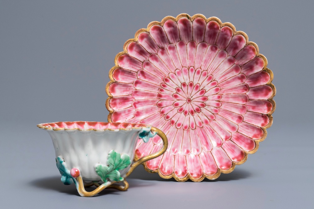 Une tasse et soucoupe en porcelaine de Chine famille rose en forme de fleur de lotus, Yongzheng