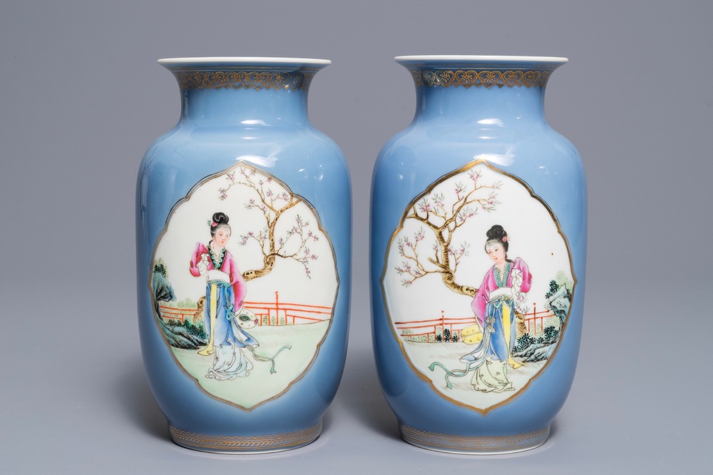 Une paire de vases en porcelaine de Chine famille rose sur fond bleu de lavande, marque de Qianlong, R&eacute;publique, 20&egrave;me