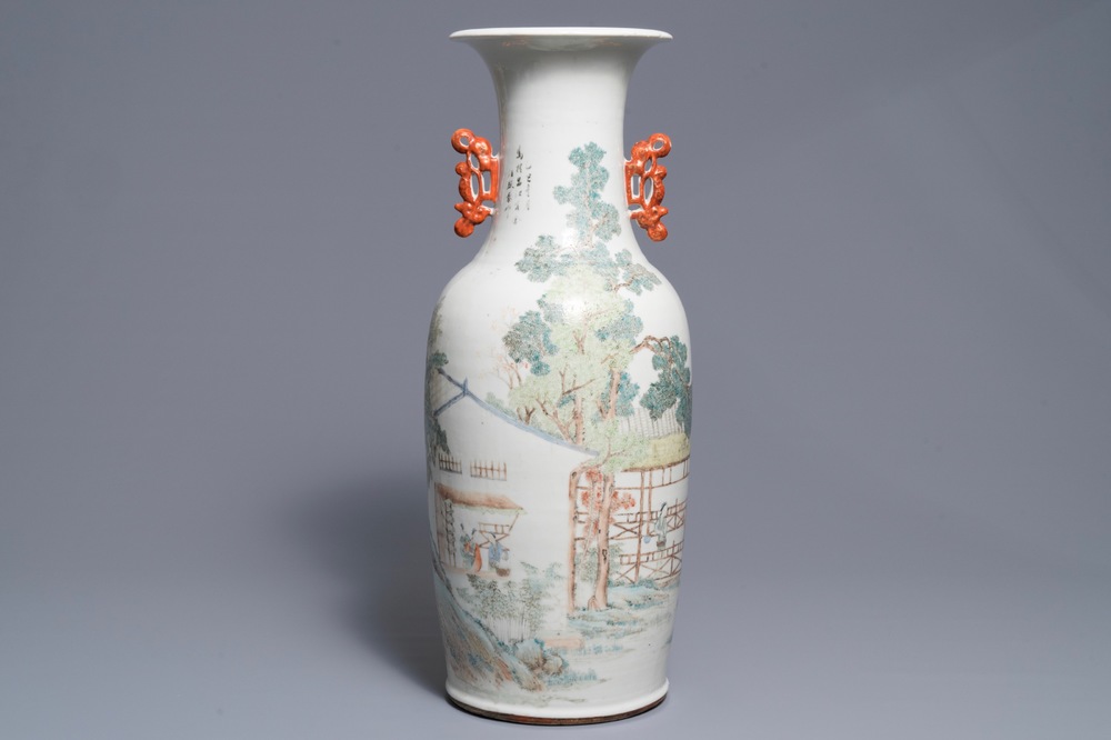 Un vase en porcelaine de Chine qianjiang cai &agrave; d&eacute;cor de figures dans un paysage, 19/20&egrave;me