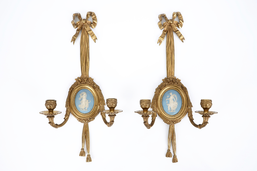 Une paire d'appliques en bronze dor&eacute; aux plaques Wedgwood, 19&egrave;me