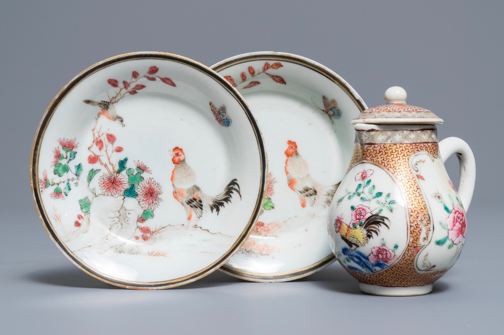 Une paire de soucoupes et un cr&eacute;mier en porcelaine de Chine famille rose, Yongzheng