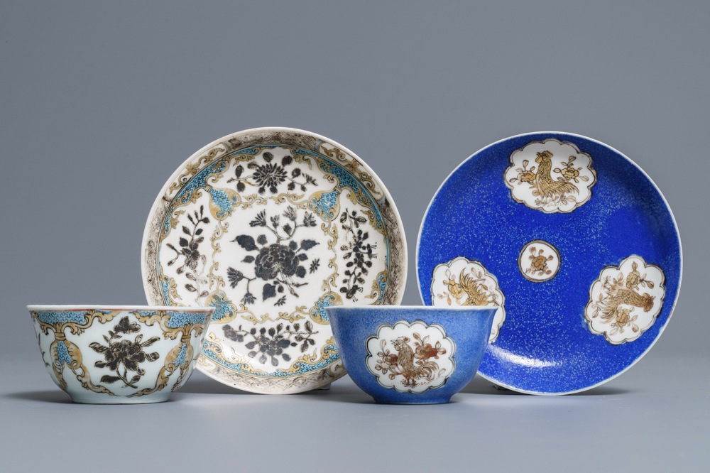 Twee Chinese koppen en schotels met verguld, grisaille en overglazuur blauw decor, Yongzheng