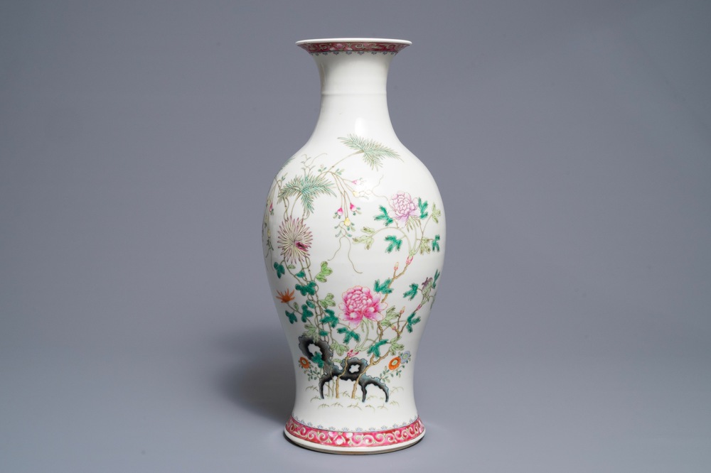 Un vase en porcelaine de Chine famille rose, 19/20&egrave;me