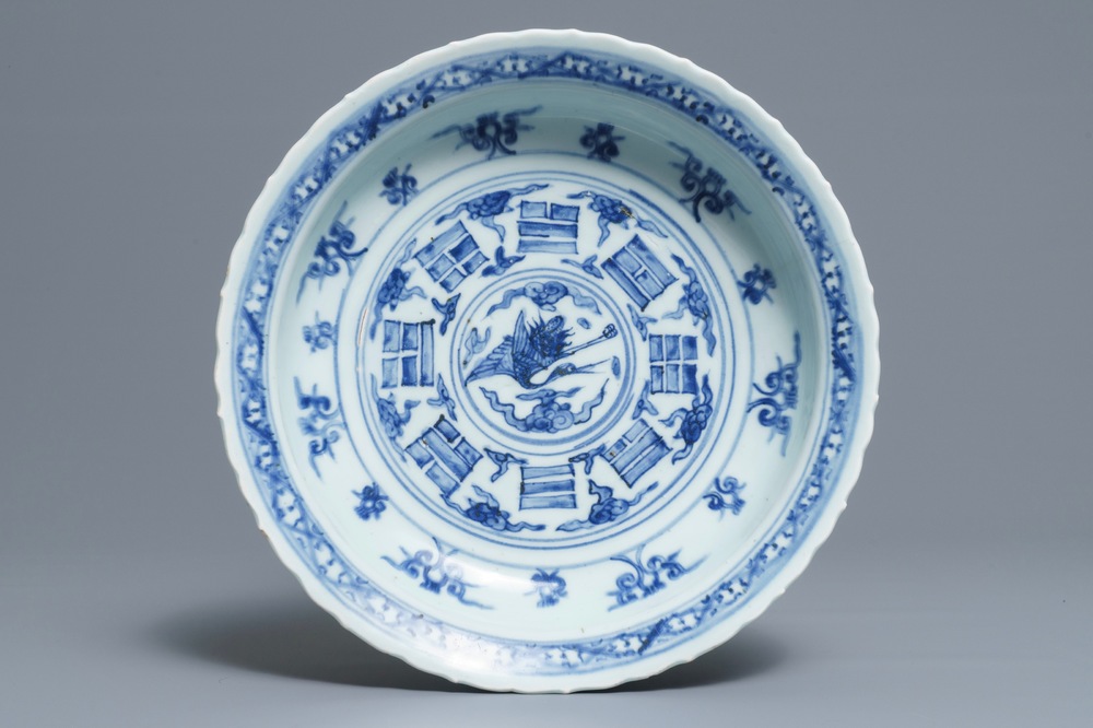 Een Chinese blauwwitte 'acht trigrammen' schotel, Ming