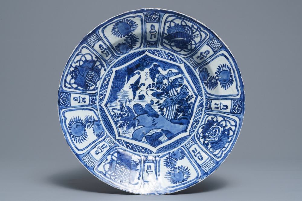 A Chinese blue and white kraak porcelain dish with birds near a rock, Wanli