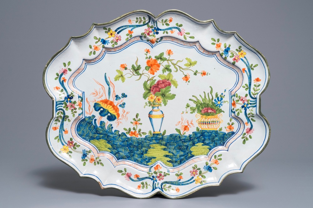 Een grote polychrome ovale schotel in Italiaanse fa&iuml;ence, atelier Ferniani, Faenza, eind 18e eeuw