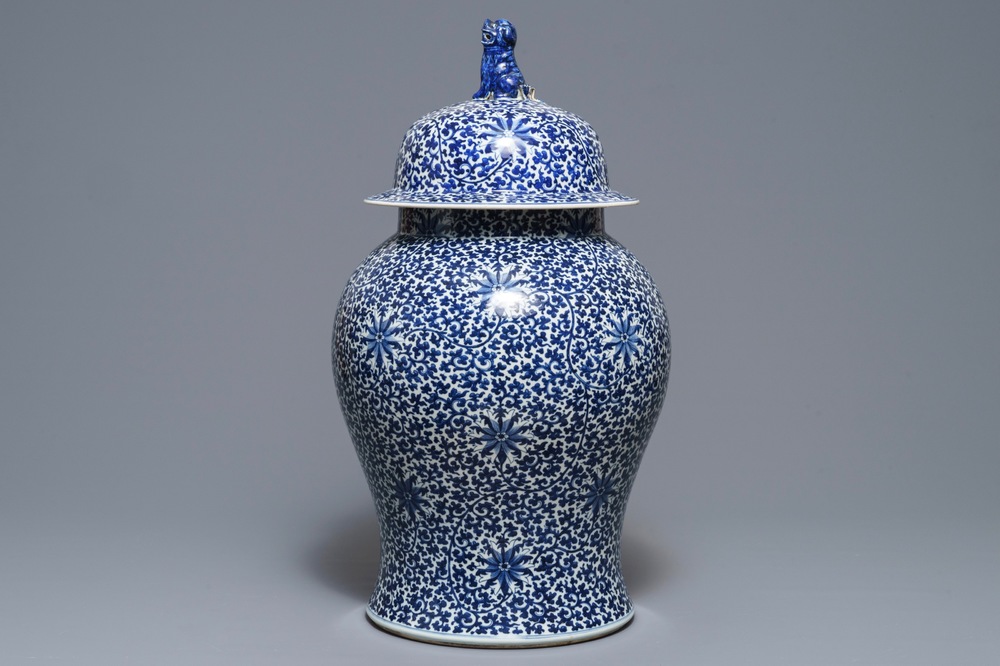 Un grand vase couvert en porcelaine de Chine bleu et blanc, 19&egrave;me