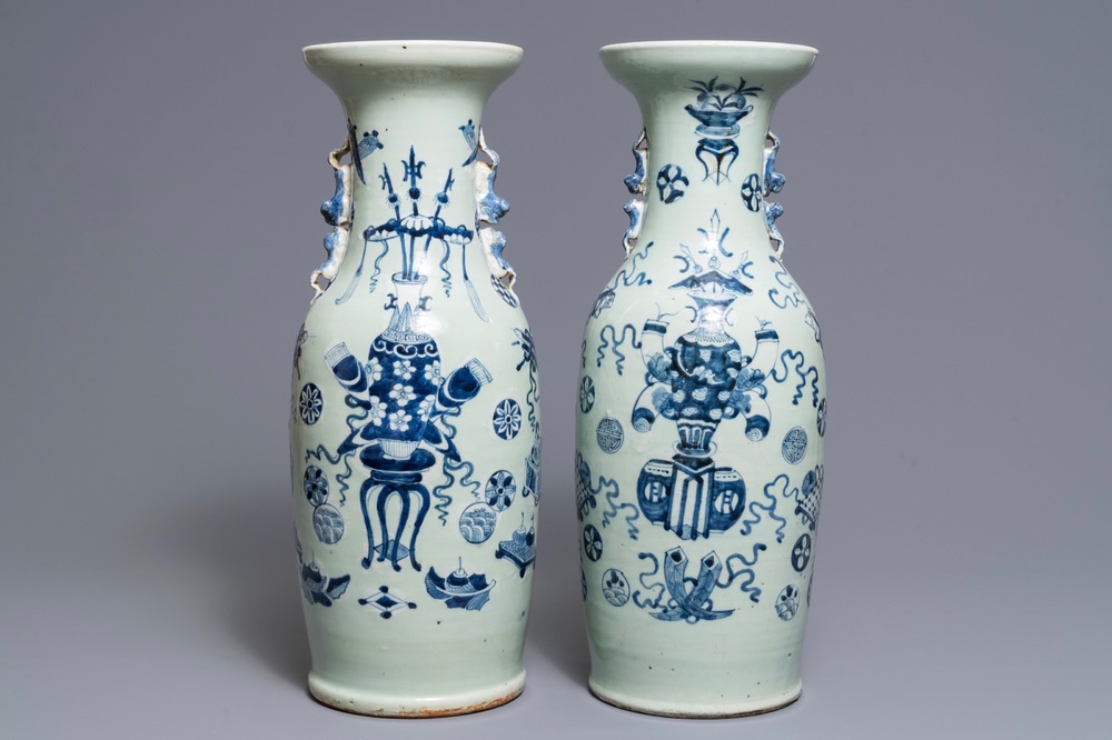 Une paire de vases en porcelaine de Chine bleu et blanc sur fond c&eacute;ladon, 19/20&egrave;me