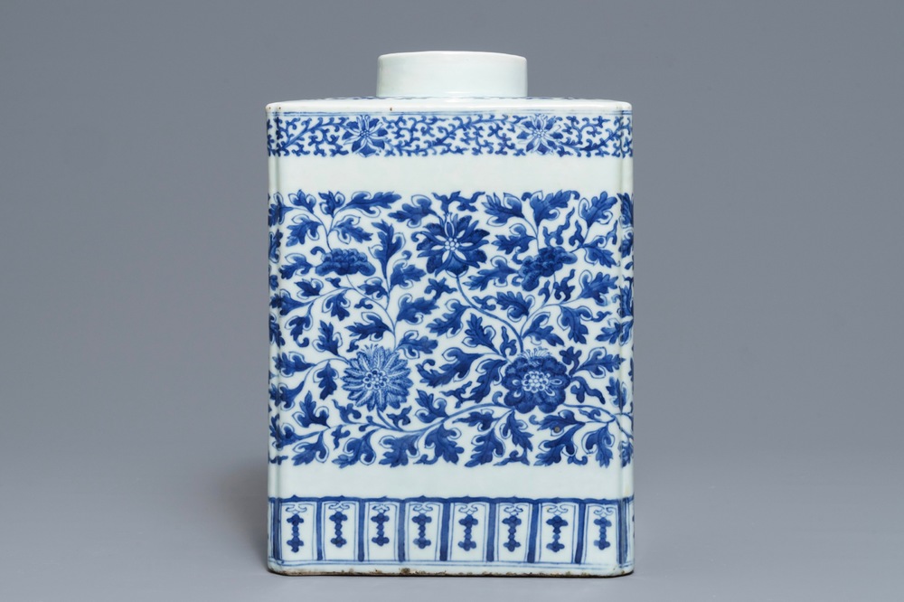 A large Chinese blue and white tea caddy with floral scrolls, 19th C.