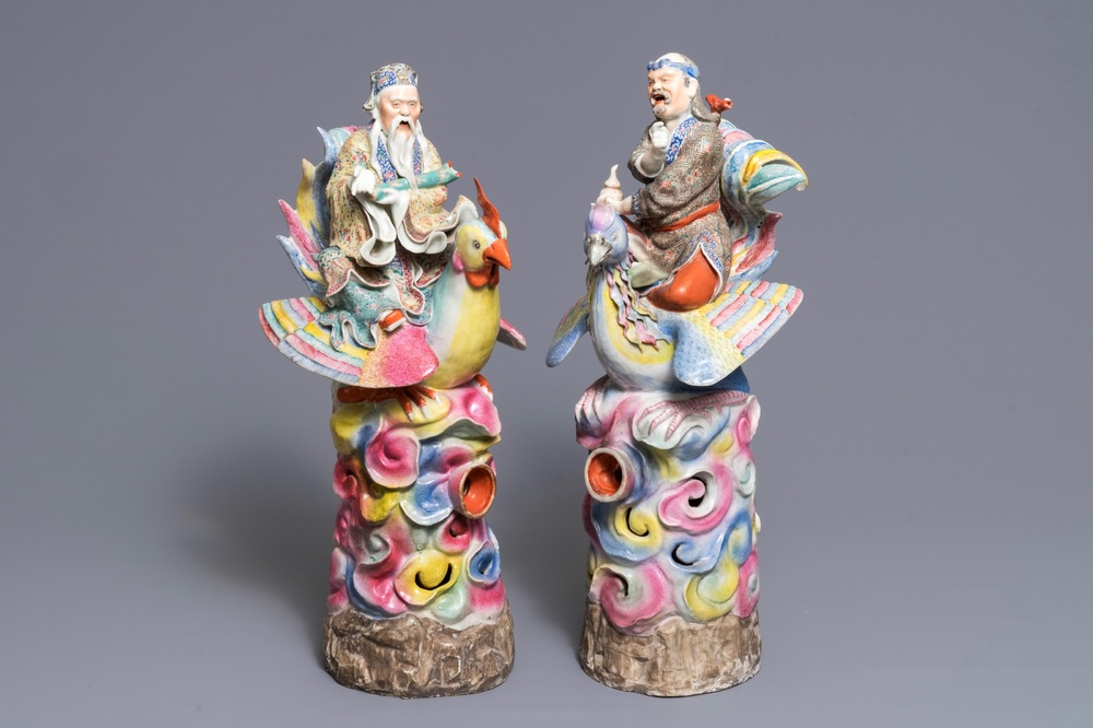 Une paire de grandes figures d'immortels sur ph&eacute;nix en porcelaine de Chine famille rose, 19&egrave;me