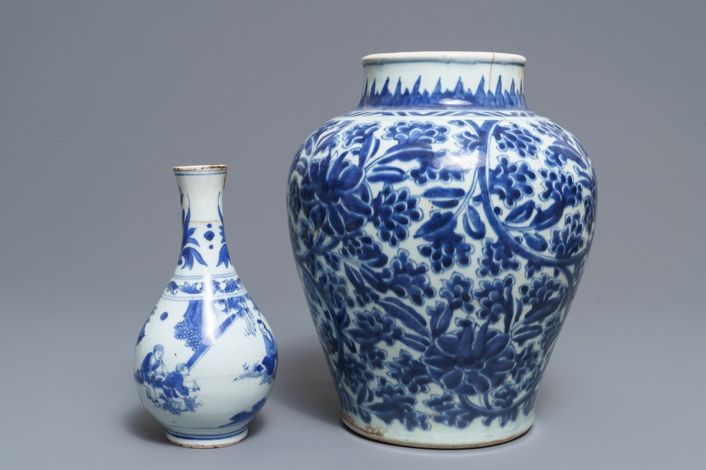 Deux vases en porcelaine de Chine bleu et blanc, &eacute;poque Transition et Kangxi