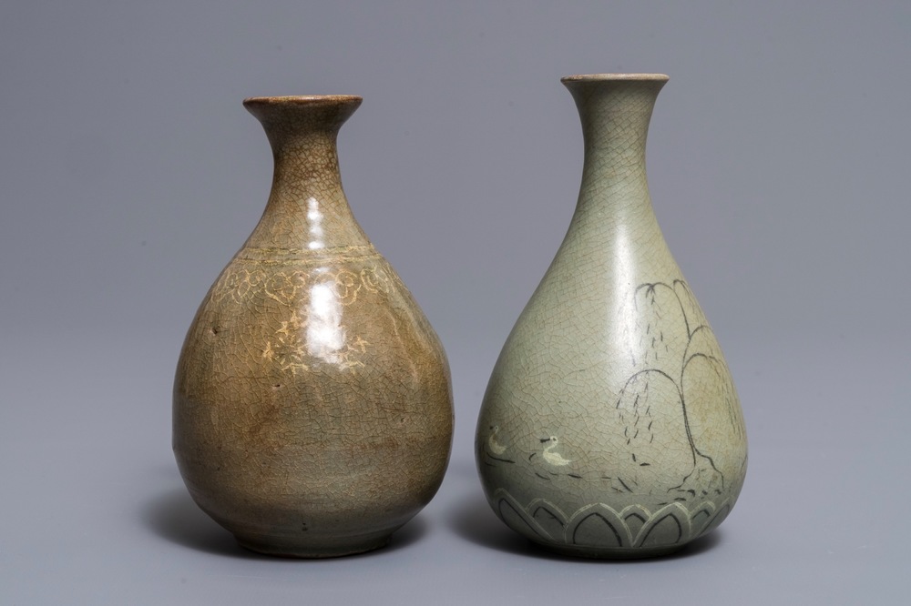 Deux vases de forme bouteille en porcelaine c&eacute;ladon de Cor&eacute;e, Goryeo et Joseon