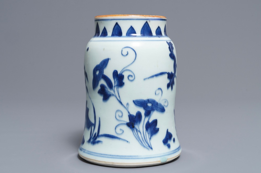 Een Chinese blauwwitte vaas met floraal decor, Transitie periode