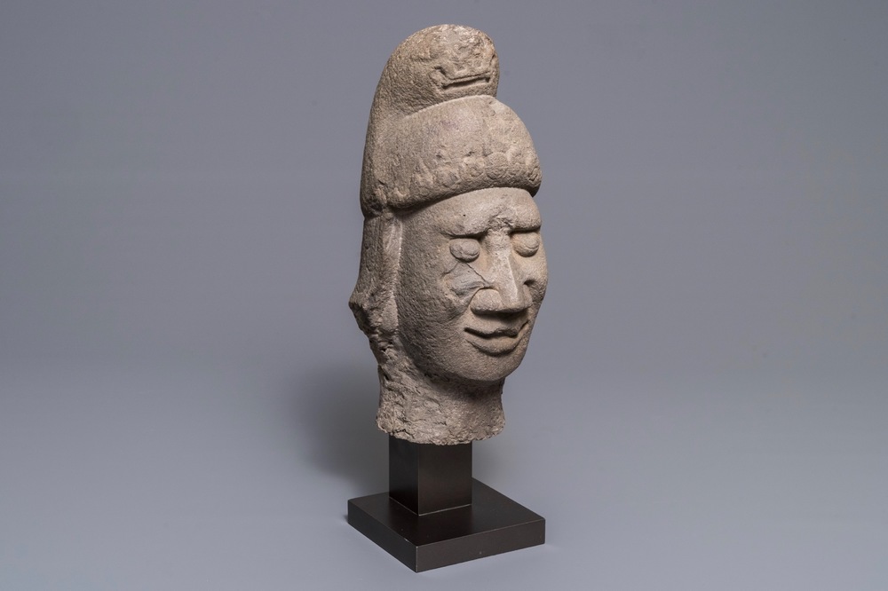Een Chinees gesculpteerd stenen hoofd van een wachter, Ming