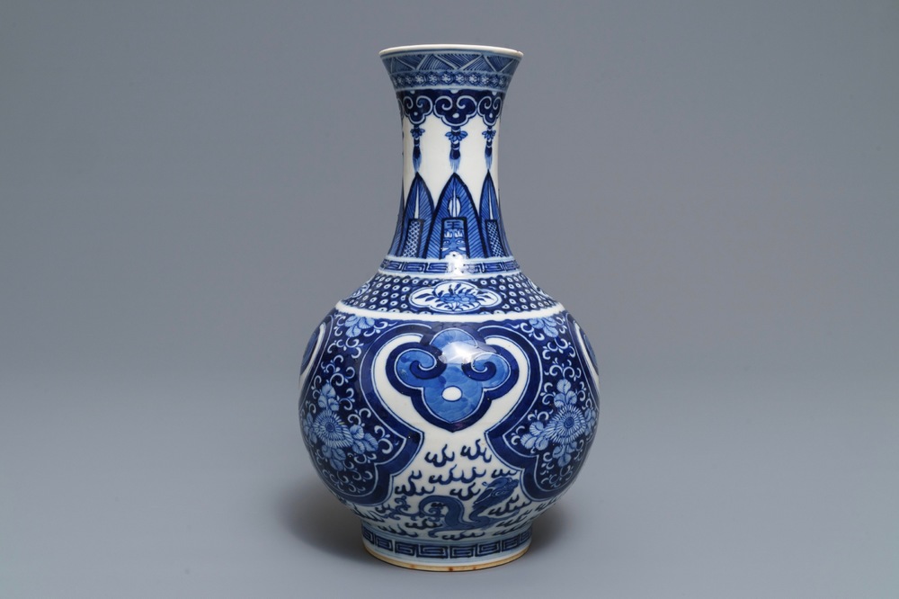 Un vase de forme bouteille en porcelaine de Chine bleu et blanc, marque de Kangxi, 19&egrave;me