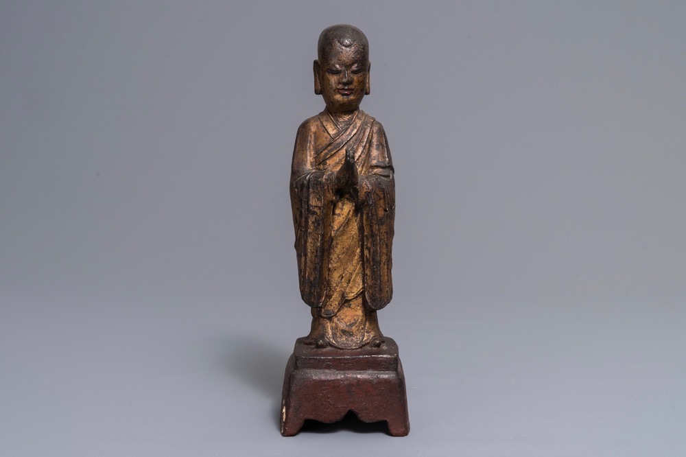 Een Chinese verguld en gelakt bronzen figuur van Mahakasyapa, Ming