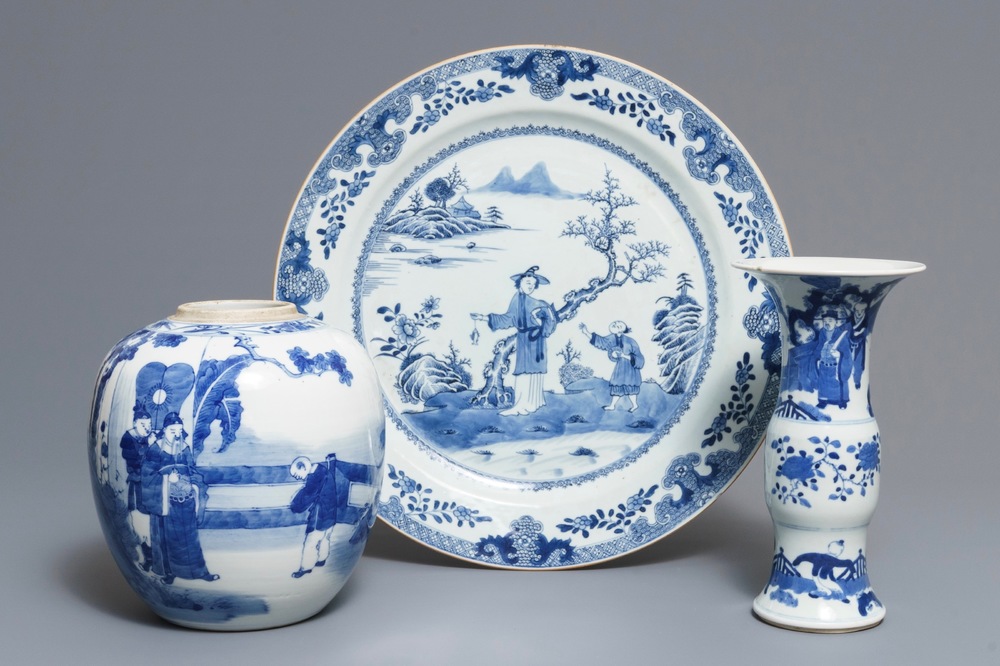 A large Chinese blue and white dish, a beaker vase and a ginger jar, 18/19th C.