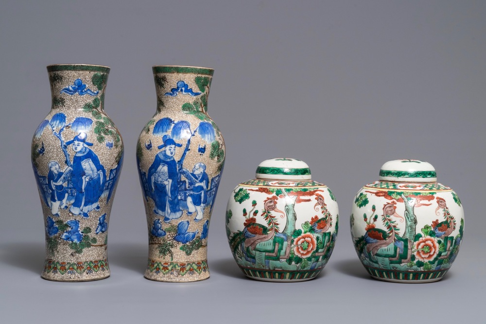 Une paire de vases et une paire de pots couverts en porcelaine de Chine famille verte, 19&egrave;me