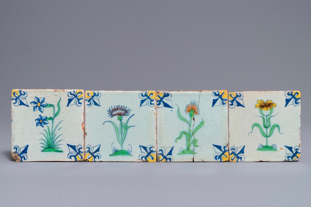 Vier polychrome Delftse tegels met bloemen, 17e eeuw