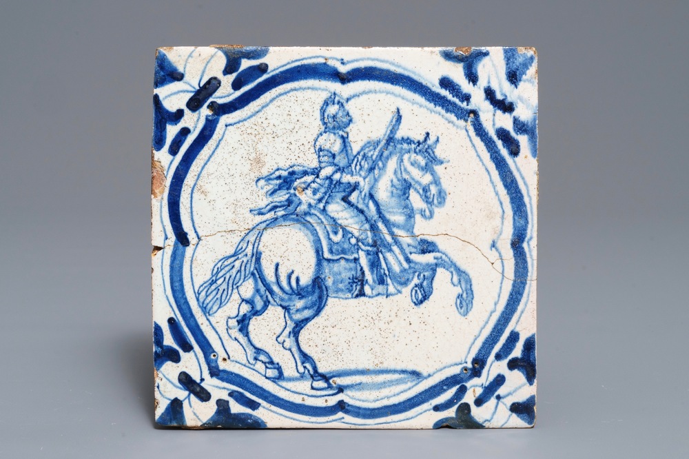 Een grote blauwwitte Delftse tegel met een ruiter gemaakt voor kasteel de Beauregard, ca. 1627