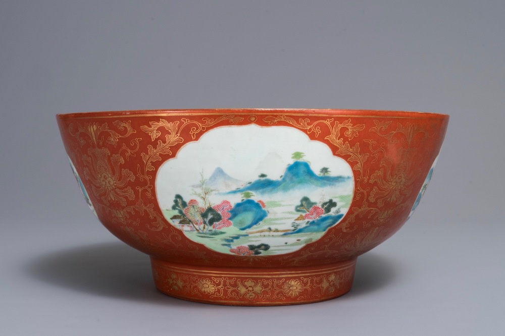 Un grand bol en porcelaine de Chine famille rose &agrave; fond rouge de corail, Jiaqing