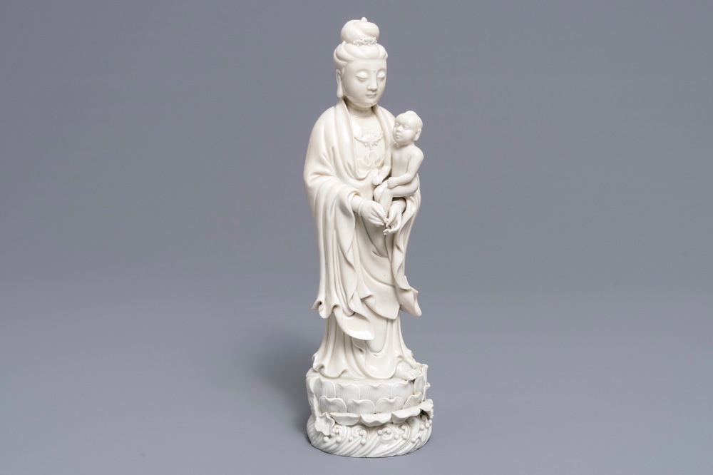 Een Chinees blanc de Chine model van Guanyin met kind, 19e eeuw