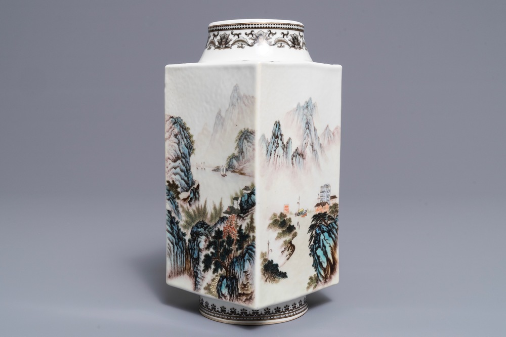 Un vase de forme cong en porcelaine de Chine, 20&egrave;me