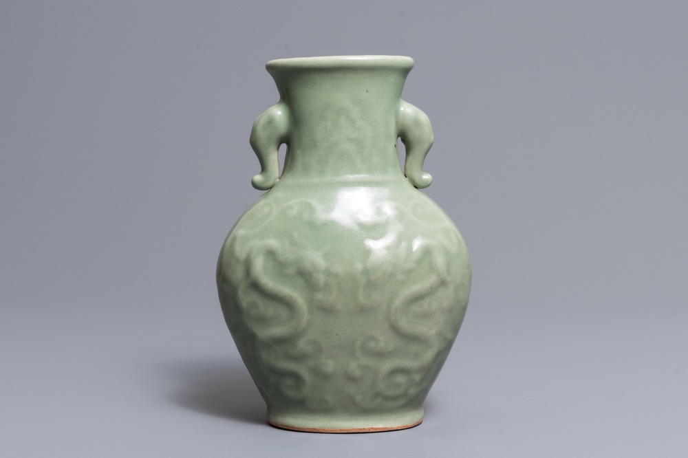 Een Chinese Longquan celadon vaas met reli&euml;fdecor van draken, Ming