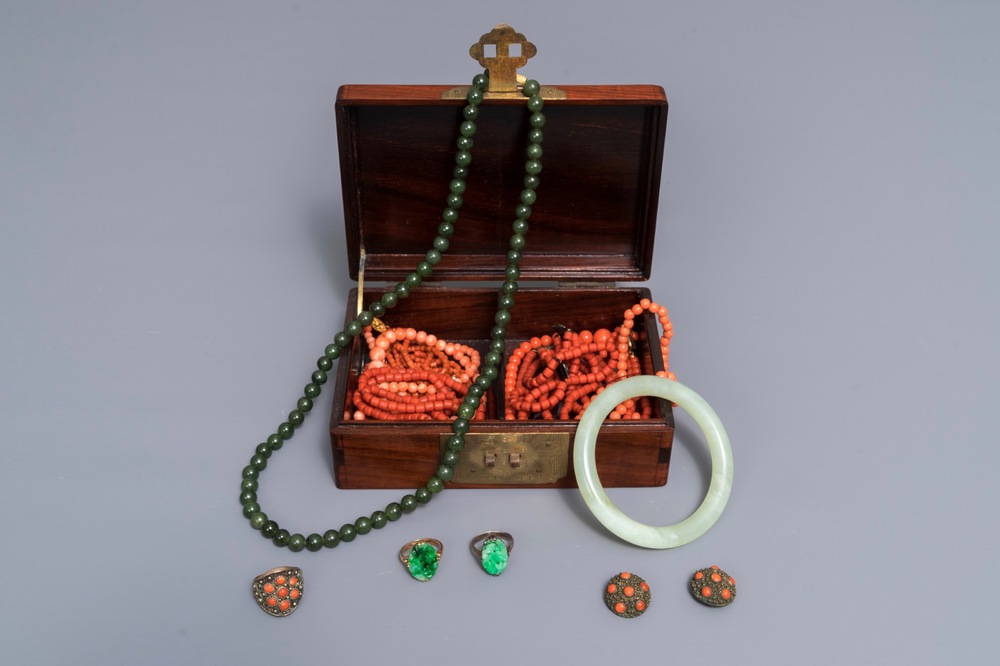 Een collectie Chinese sieraden in jade, koraal en zilver in ingelegde juwelenkist, 19/20e eeuw