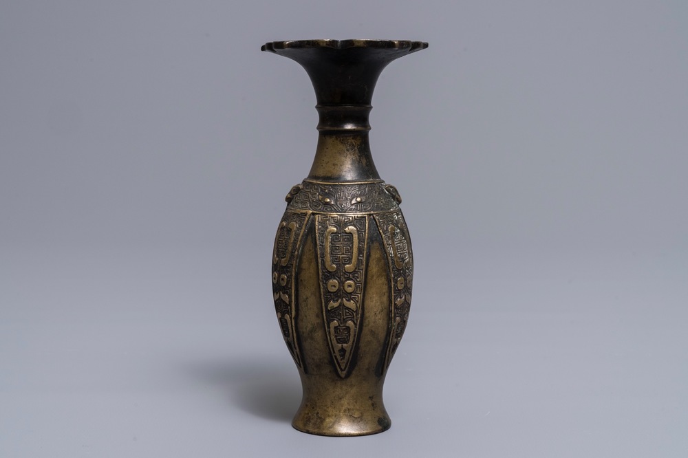 Un vase en bronze de style archa&iuml;que, Chine, 17/18&egrave;me