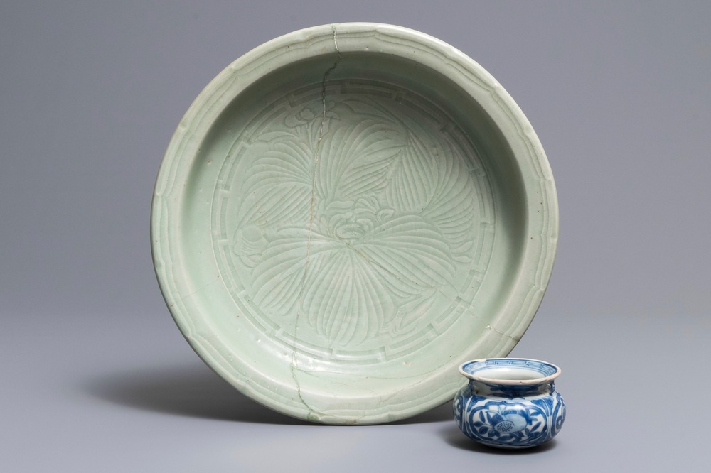 Een blauwwitte Chinese bolvormige wierookbrander en een Longquan celadon schotel, Ming