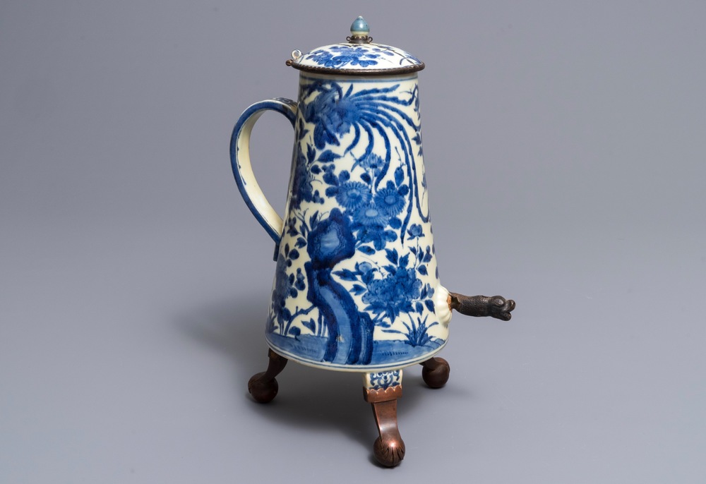 Une cafeti&egrave;re couverte en porcelaine Arita de Japon en bleu et blanc, Edo, 17/18&egrave;me