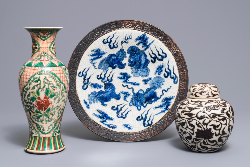 Un plat et deux vases en porcelaine de Chine dite 'de Nankin', 19/20&egrave;me