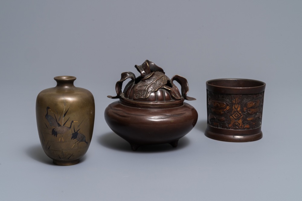 Un vase en bronze incrust&eacute;, un br&ucirc;le-parfum et un pot &agrave; pinceaux en cuivre aux traces de dorure, Japon, Meiji, 19&egrave;me