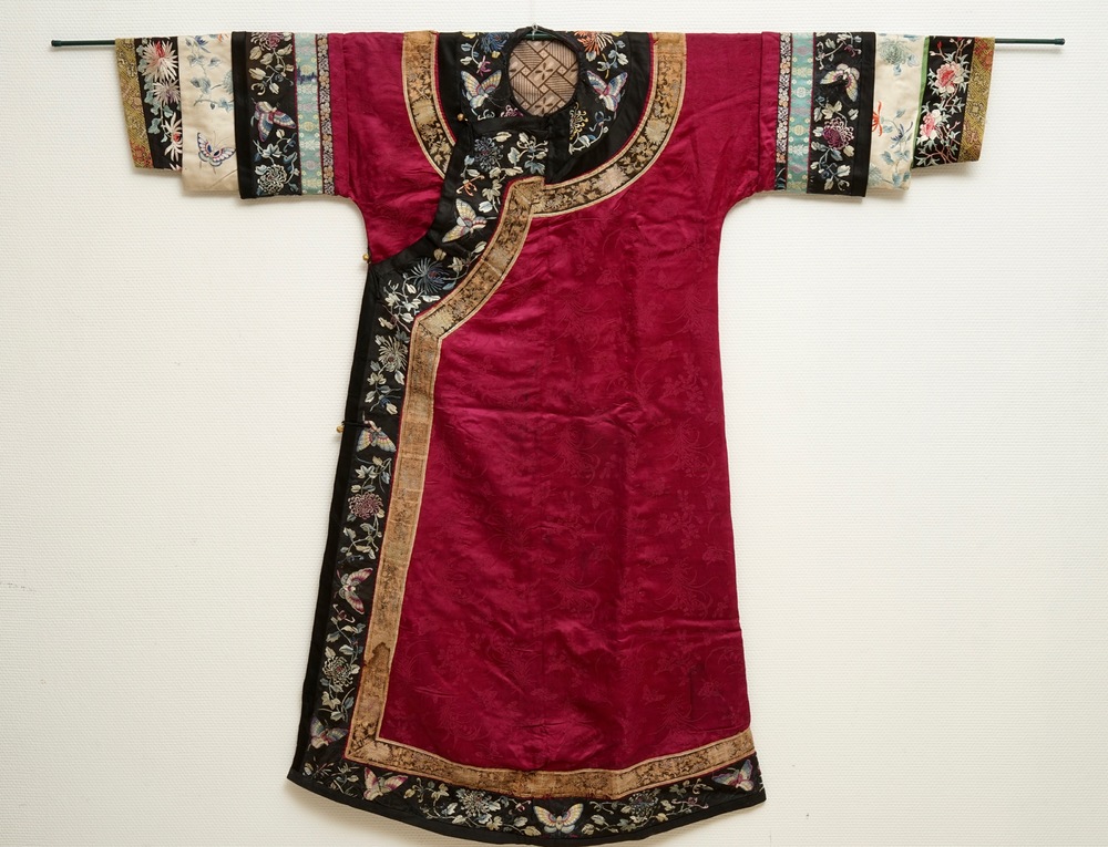 Une robe informelle Manchu en soie brod&eacute;e &agrave; fond rose, 19&egrave;me