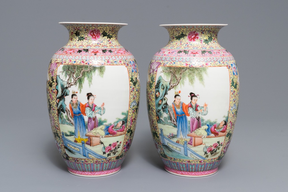 Une paire de vases en porcelaine de Chine famille rose, marque de Qianlong, R&eacute;publique, 20&egrave;me