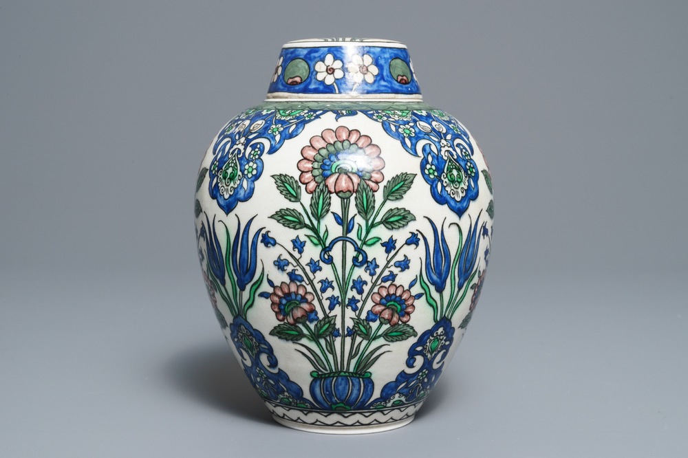 An Iznik-style jar and cover with floral design, Samson, Paris, 19e eeuw