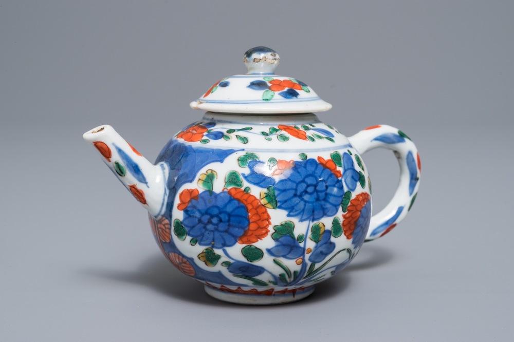 A Chinese famille verte teapot and cover, Kangxi