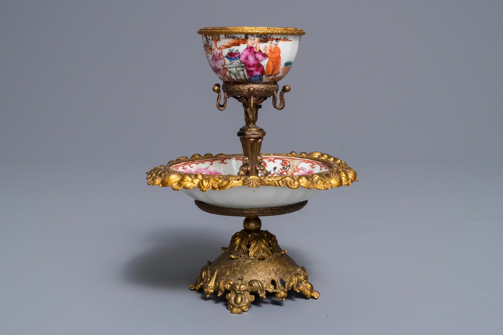 Une tasse et soucoupe en porcelaine de Chine famille rose &agrave; monture en m&eacute;tal dor&eacute;, Qianlong et 19&egrave;me