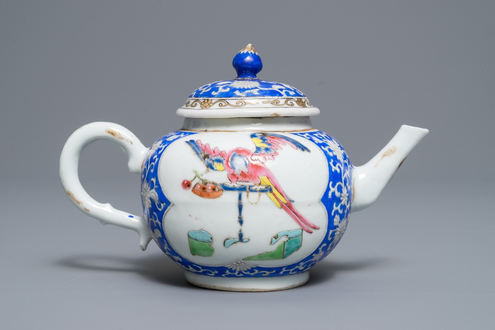 Een zeldzame Chinese famille rose theepot met een papegaai op stok, Yongzheng/Qianlong