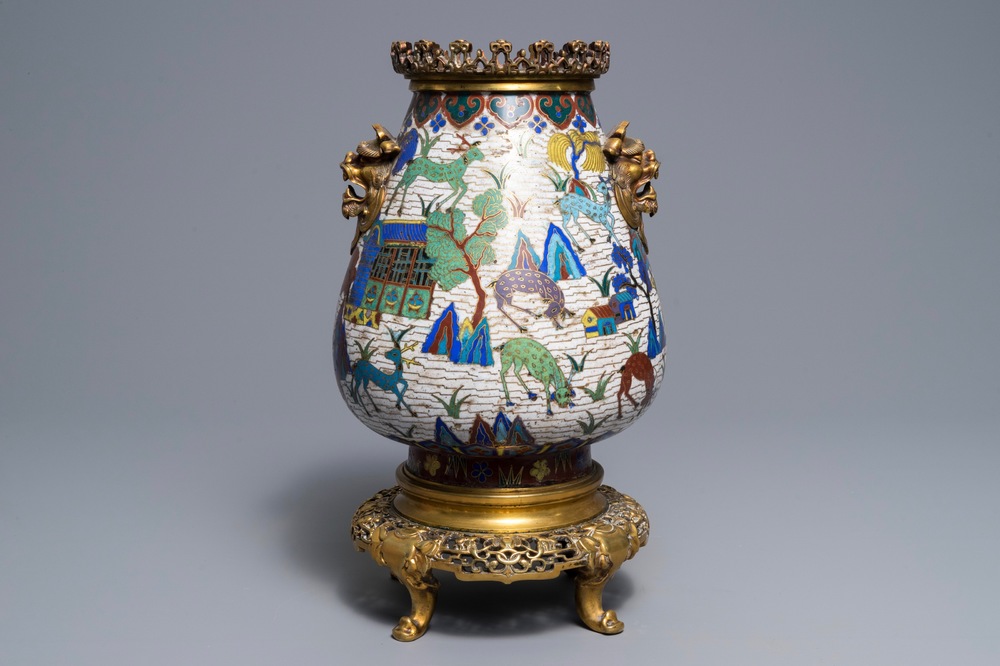 Een Chinese cloisonn&eacute; 'herten' vaas met verguld bronzen montuur, 18/19e eeuw