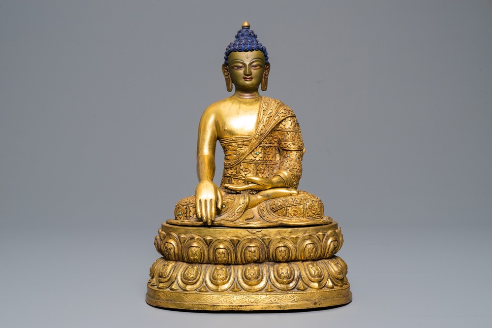 A Sino-Tibetan coral- and turquoise inlaid gilt bronze figure of Buddha, 19/20th C.