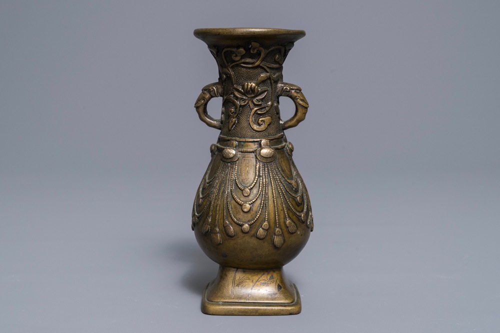 A Sino-Tibetan silver-inlaid bronze vase, 18/19th C.