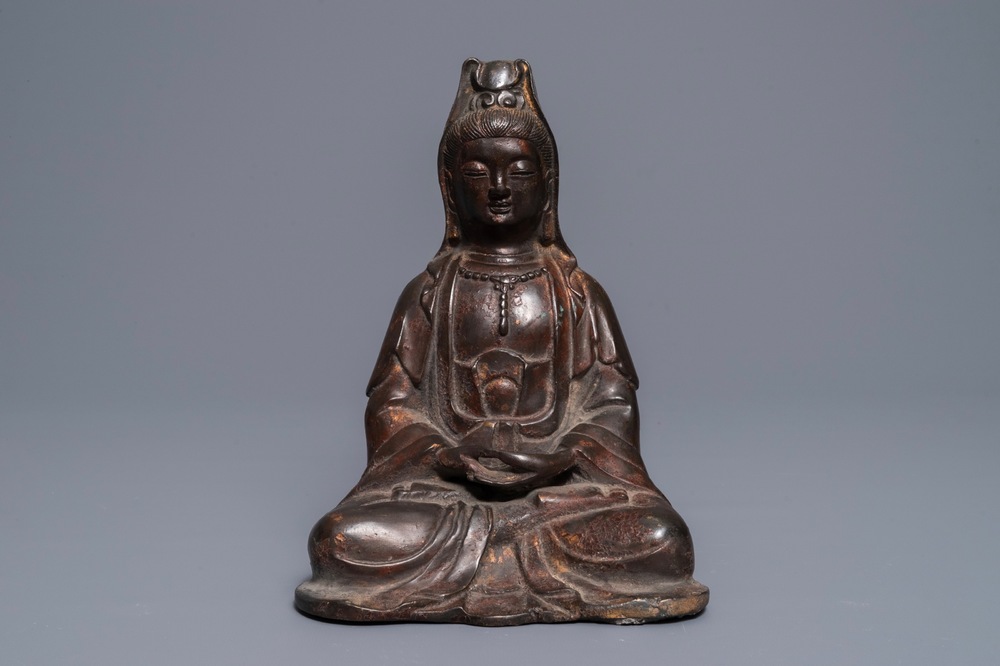 Een Chinese verguld en gelakt bronzen figuur van Guanyin, 18e eeuw