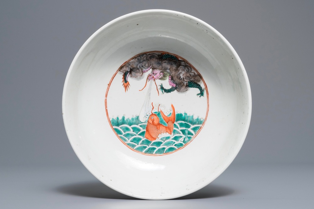 A Chinese rose-verte 'dragon and carps' bowl, Kangxi mark, 19th C.